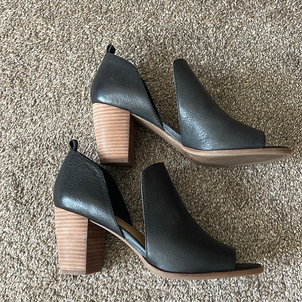 Lucky Brand Sandal with a Stacked Block Heel - Size 9